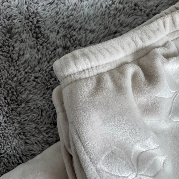 Flora Nikrooz Cream Loungewear Set - Picture 5 of 6